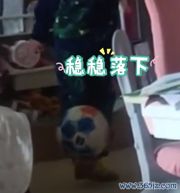6岁女孩钟爱足球每天在家锻真金不怕火颠球 把足球当成我方的好一又友
